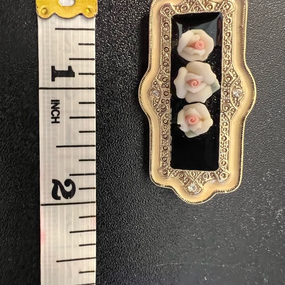1928 Triple White Pink Bud Porcelain Rose Victorian Inspired 70's Brooch Pin - Picture 3 of 6
